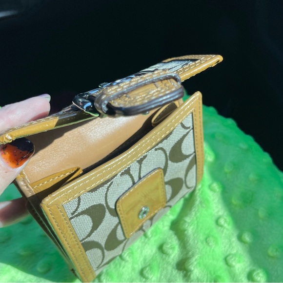 Vintage COACH women’s compact bifold wallet - Picture 5 of 9